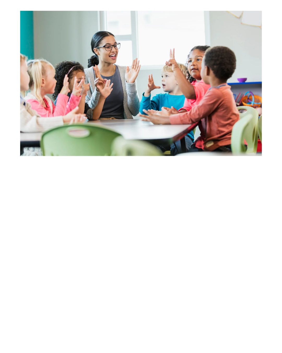 Docente realizando una actividad con niños en el aula